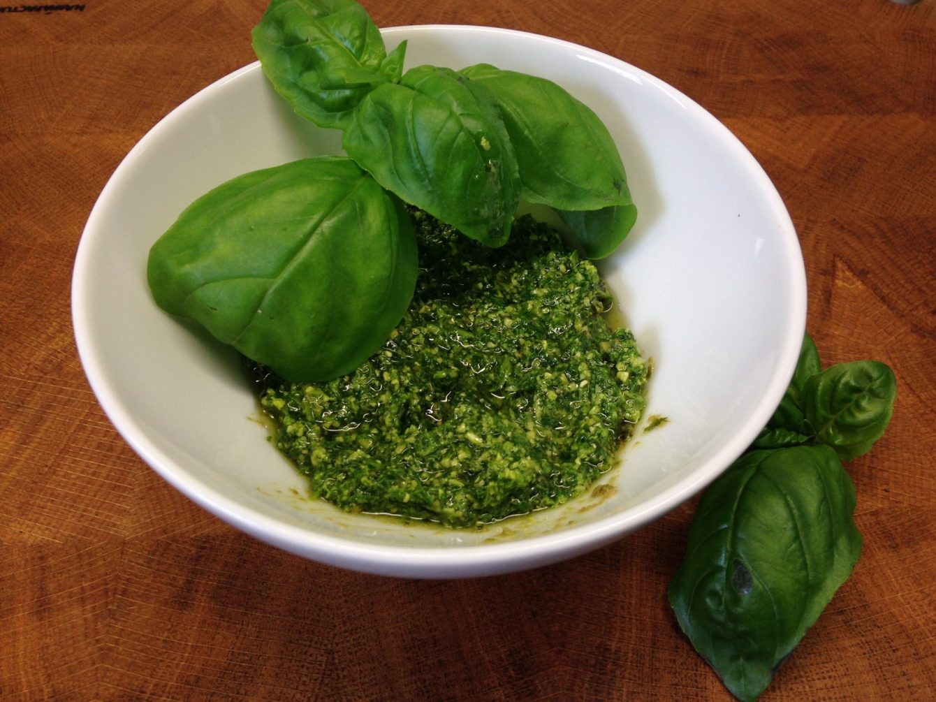 Klassisches Pesto mit Basilikum und Pinienkernen