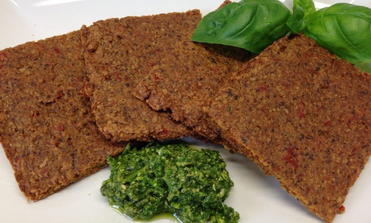 Rohkost Brot mit Paprika, Sonnenblumenkernen und Tahini