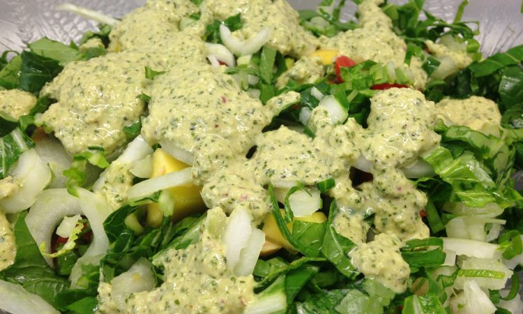 Pak Choi Salat mit Mango Koriander Dressing