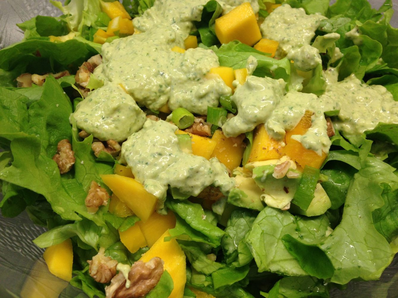 Blattsalat mit Mango Basilikum Dressing