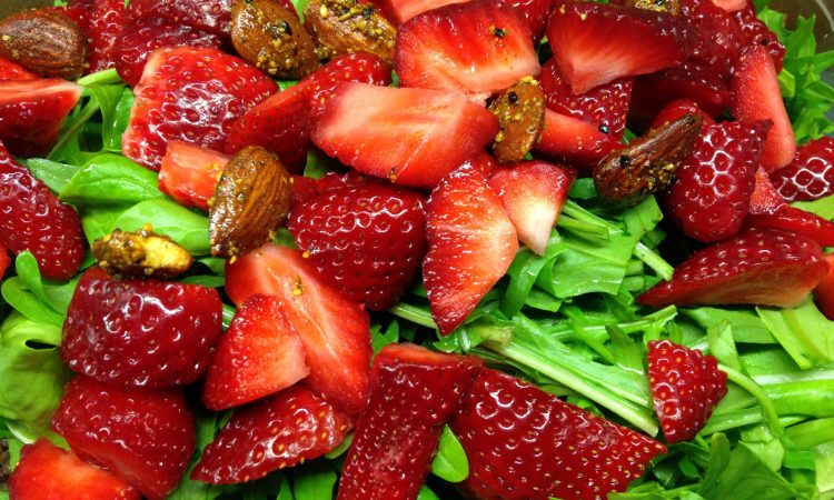 Linsensalat mit Erdbeeren, Rucola und Mandeln