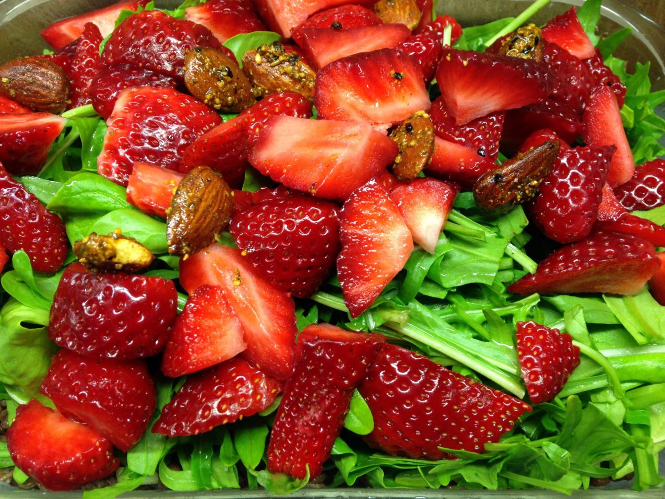 Linsensalat mit Erdbeeren, Rucola und Mandeln