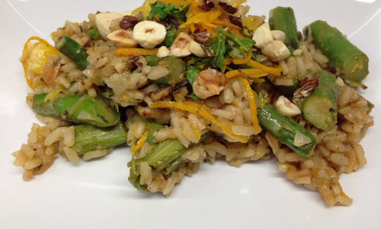 Orangen Risotto mit grünem Spargel und gerösteten Haselnüssen