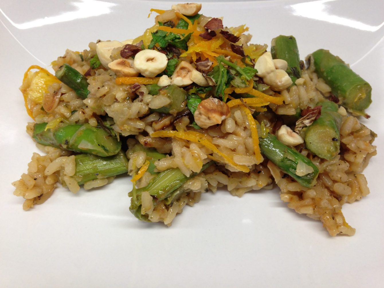 Orangen Risotto mit grünem Spargel und gerösteten Haselnüssen