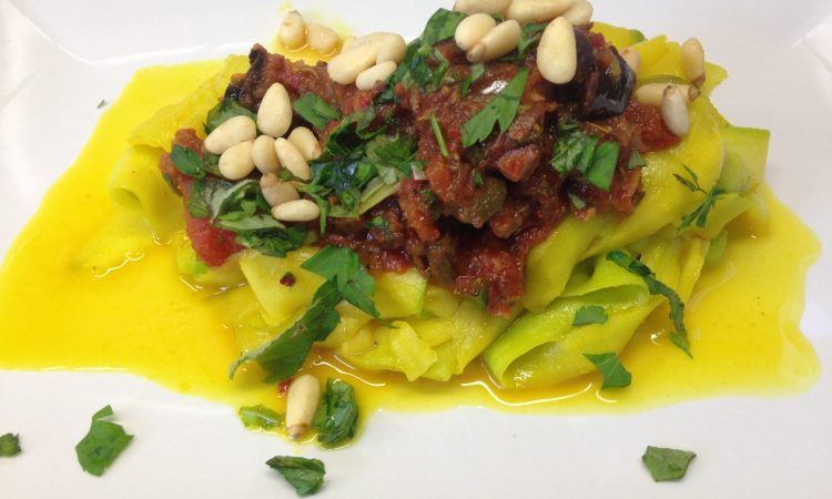 Safran Zucchini Bandnudeln mit Marinara Tomaten Chili Sauce mit Oliven und Kapern
