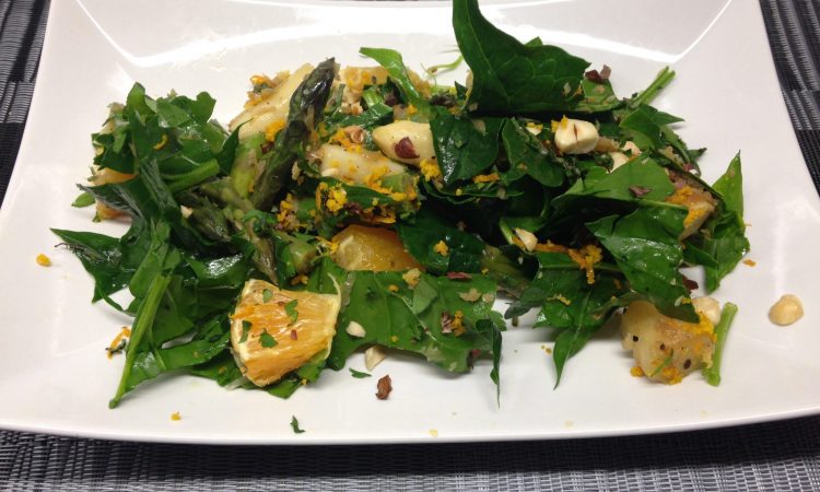 Spargelsalat mit Orangen Vinaigrette und gerösteten Haselnüssen