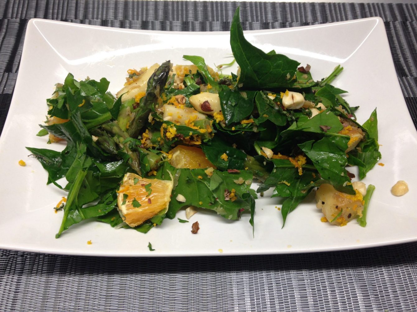 Spargelsalat mit Orangen Vinaigrette und gerösteten Haselnüssen