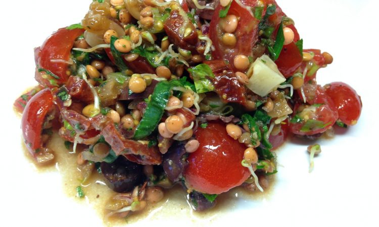 Linsen Salat aus gekeimten Linsensprossen mit Tomaten, Feigen und Oliven