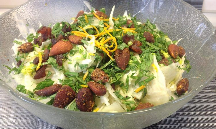 Fenchel Salat mit Birne, Aprikosen, Mandeln, Minze und Cashew Dressing
