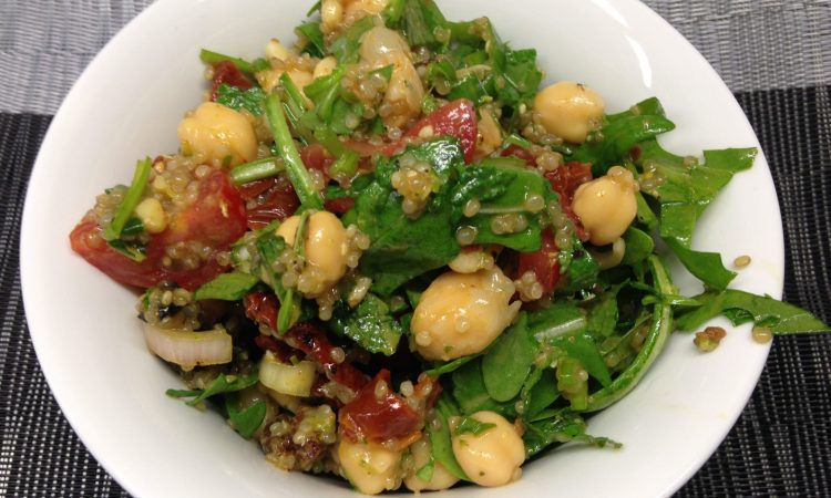 Kichererbsen Salat mit Quinoa, Tomaten, Rosinen und Minze