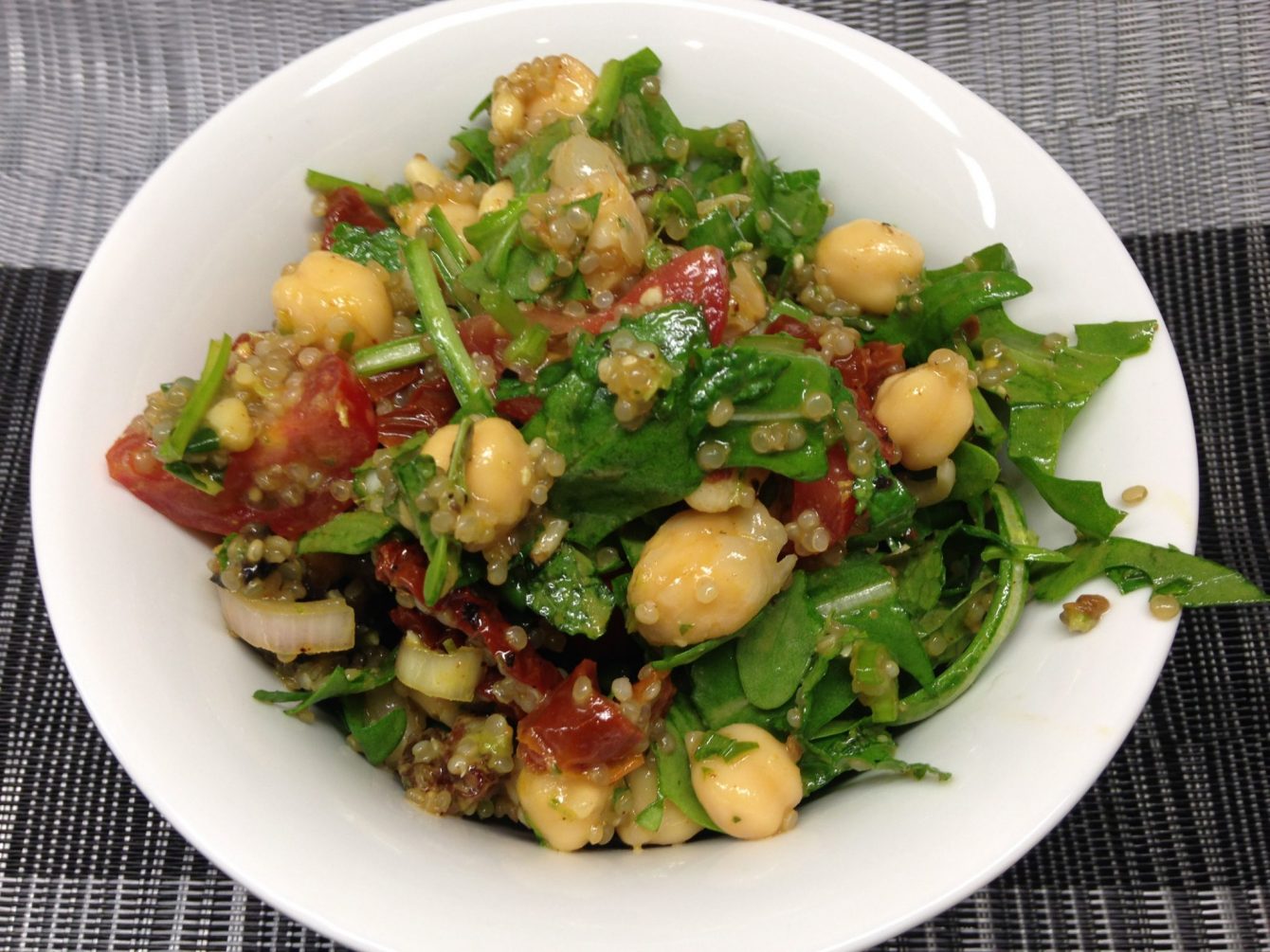 Kichererbsen Salat mit Quinoa, Tomaten, Rosinen und Minze