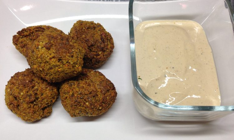 Karotten Sesam Falafel mit Za'atar und Tahini Miso Dressing