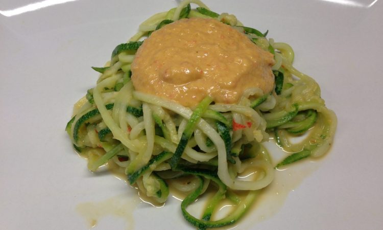 Zucchini Pasta mit Mango Chili Tahini Sauce