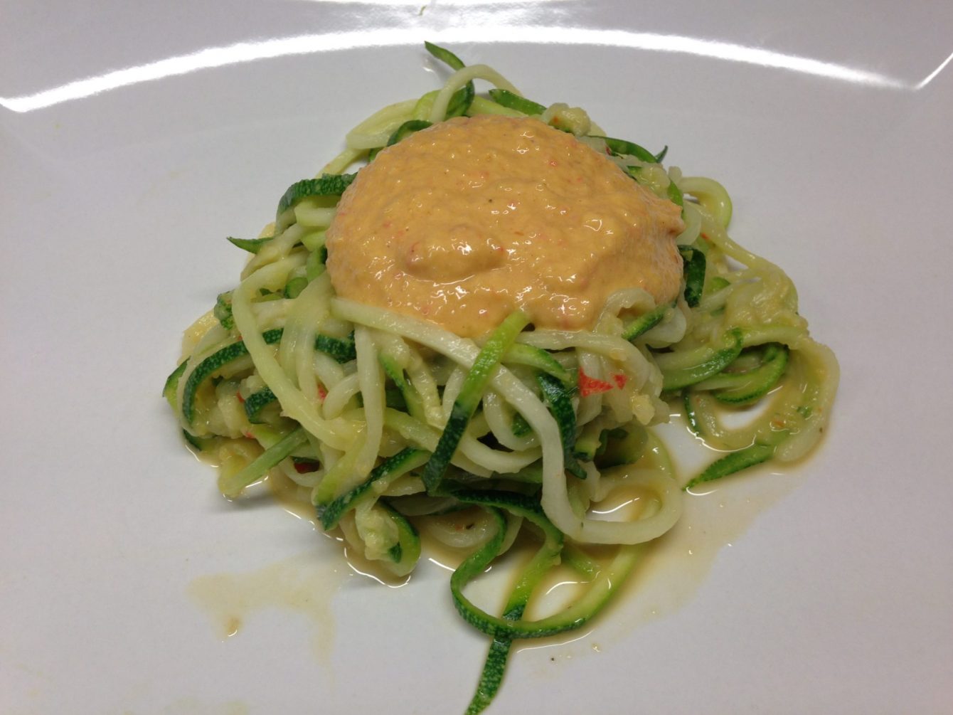 Zucchini Pasta mit Mango Chili Tahini Sauce