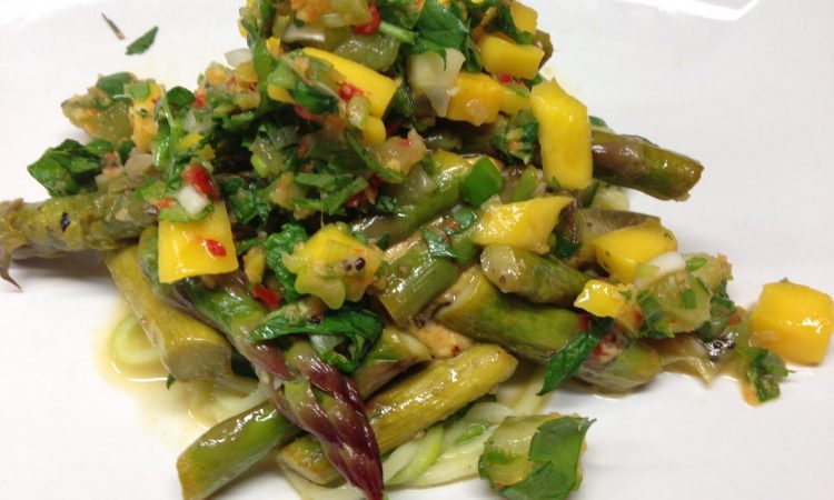 Gerösteter Spargel mit Zutaten für die Mango Kiwi Salsa