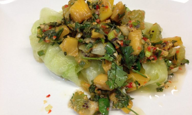 Gurken Salat mit Kiwi und Mango mit Chili Basilikum Dressing