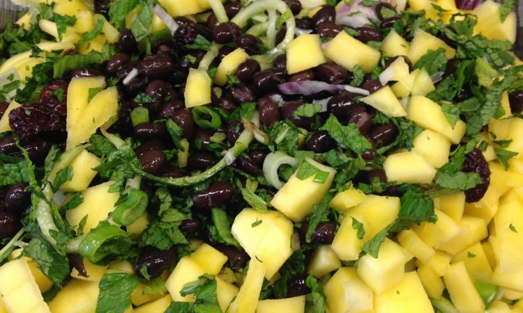 Quinoa Salat mit Schwarzen Bohnen, Mango, Gurke, Cranberries und Avocado