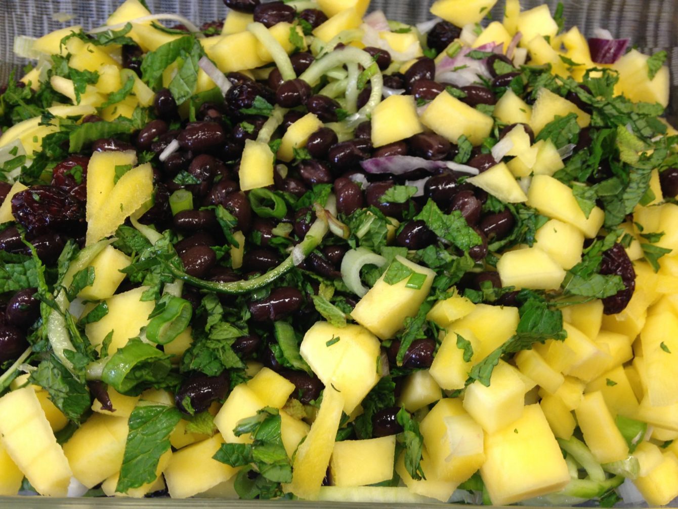 Quinoa Salat mit Schwarzen Bohnen, Mango, Gurke, Cranberries und Avocado