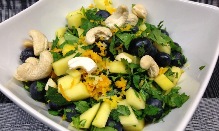 Avocado Salat mit Mango und Heidelbeeren mit Minze und Koriander