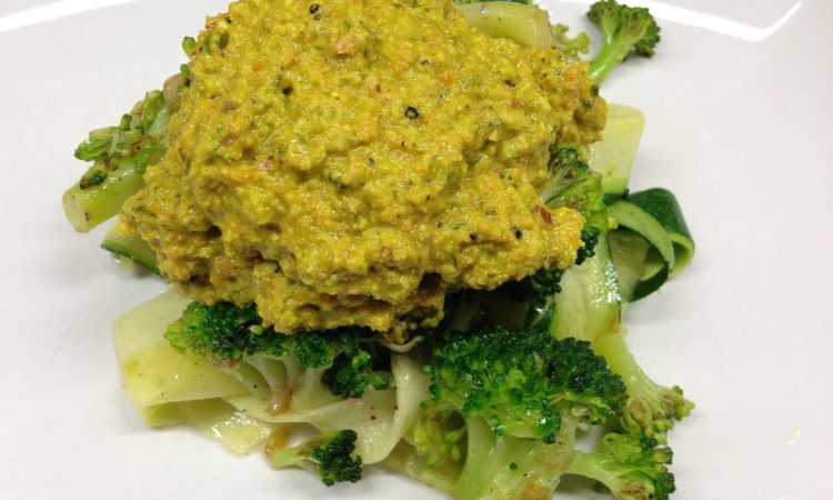 Zucchini Pasta mit mariniertem Brokkoli und Karotten Pesto mit Mandeln, Macadamia und Schnittlauch
