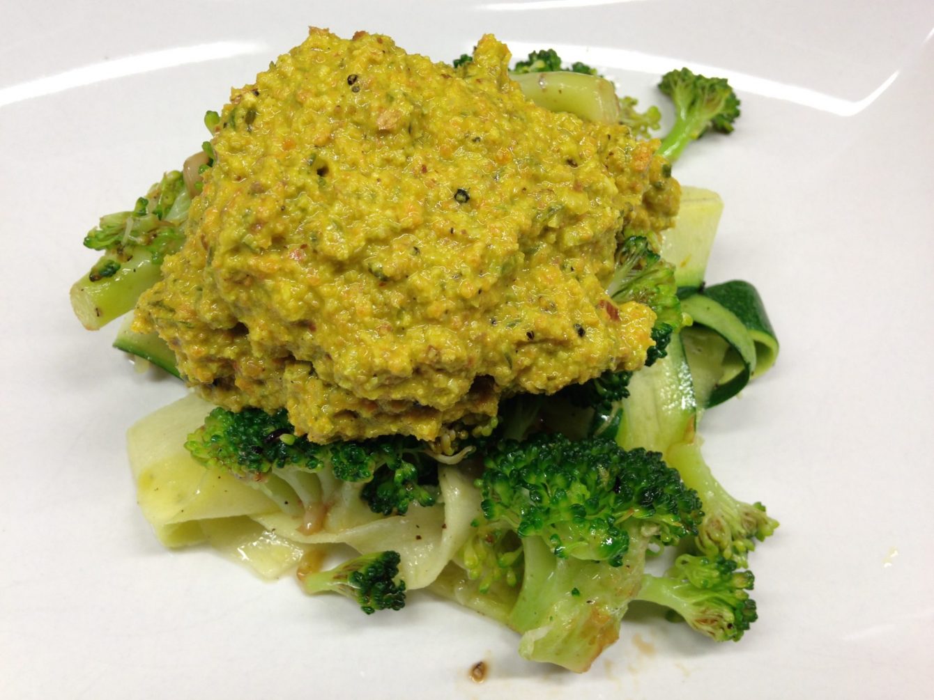 Zucchini Pasta mit mariniertem Brokkoli und Karotten Pesto mit Mandeln, Macadamia und Schnittlauch