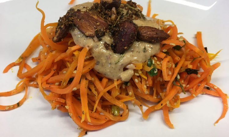 Karotten Pasta mit Tahini Knoblauch Ingwer Sauce