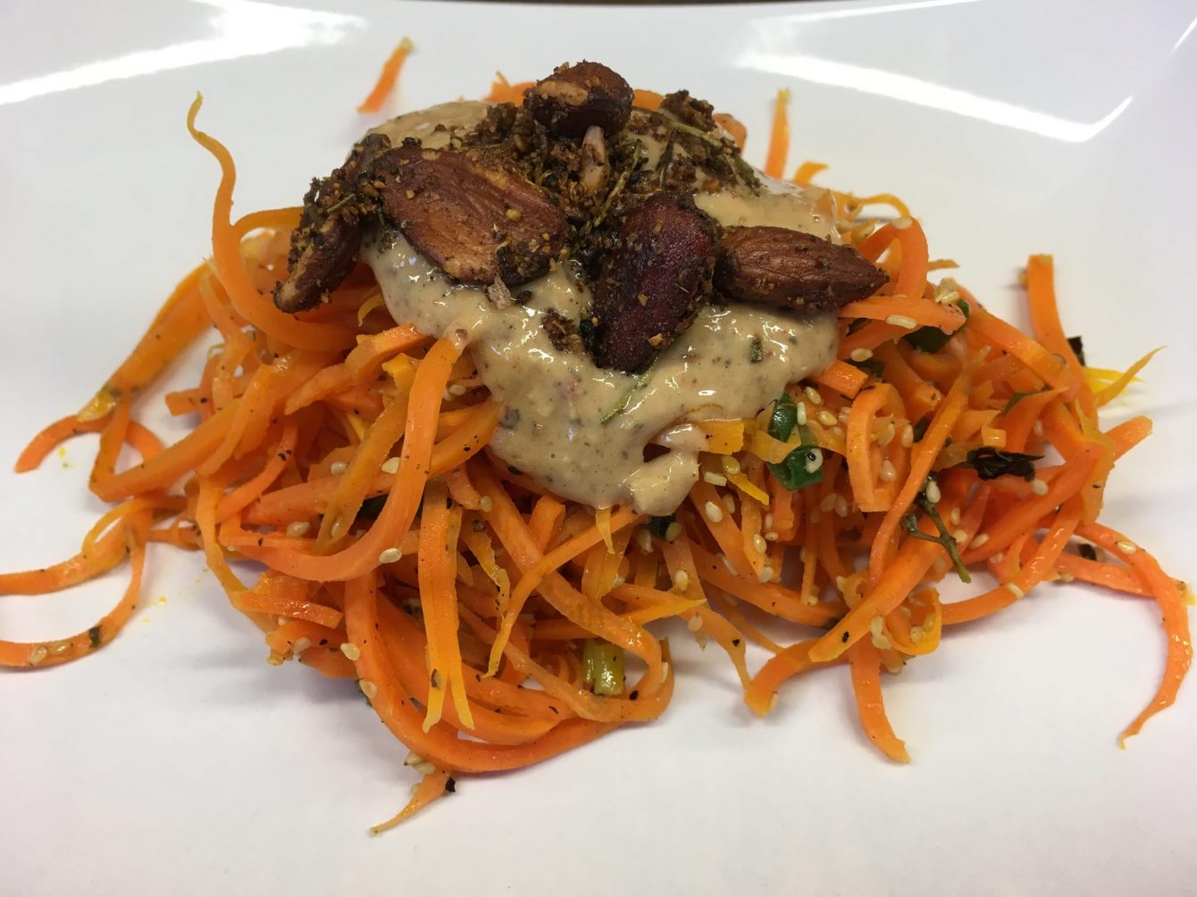 Karotten Pasta mit Tahini Knoblauch Ingwer Sauce