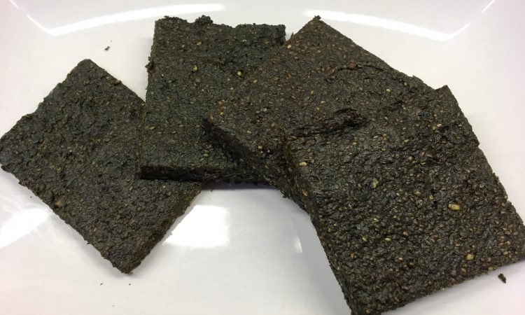 Paleo Brot mit gekeimten Hanfsamen und Spirulina
