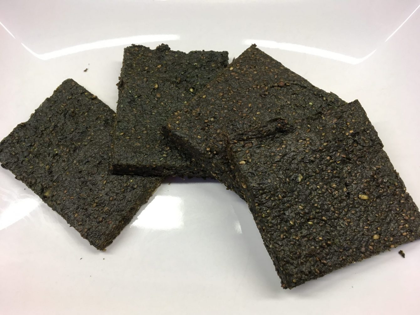 Paleo Brot mit gekeimten Hanfsamen und Spirulina