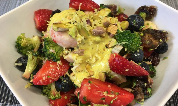 Brokkoli Salat mit Erdbeeren, Heidelbeeren, Himbeeren, Pistazien und Mandeln