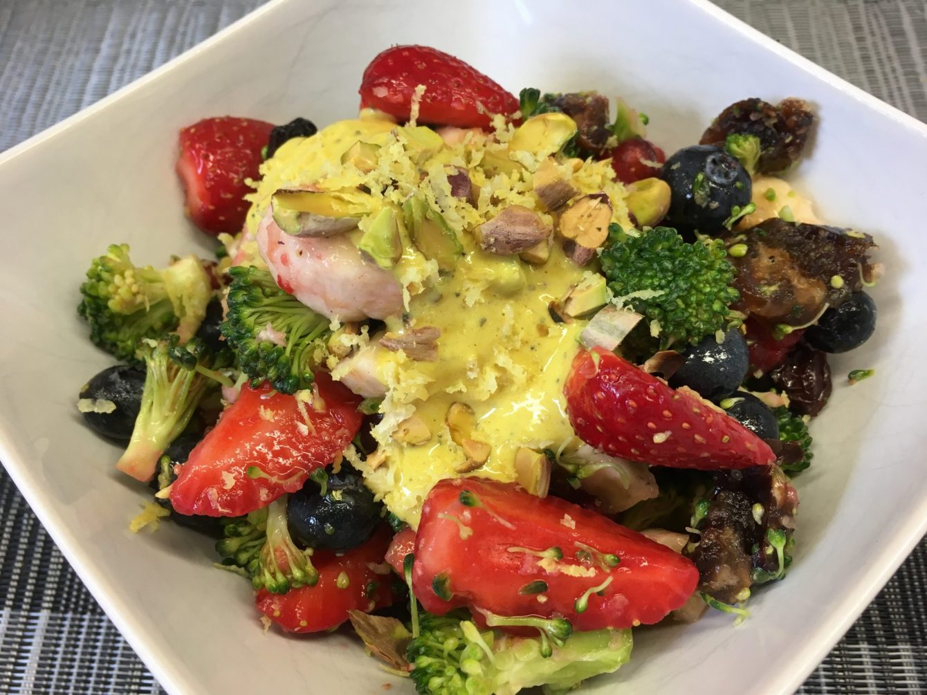 Brokkoli Salat mit Erdbeeren, Heidelbeeren, Himbeeren, Pistazien und Mandeln