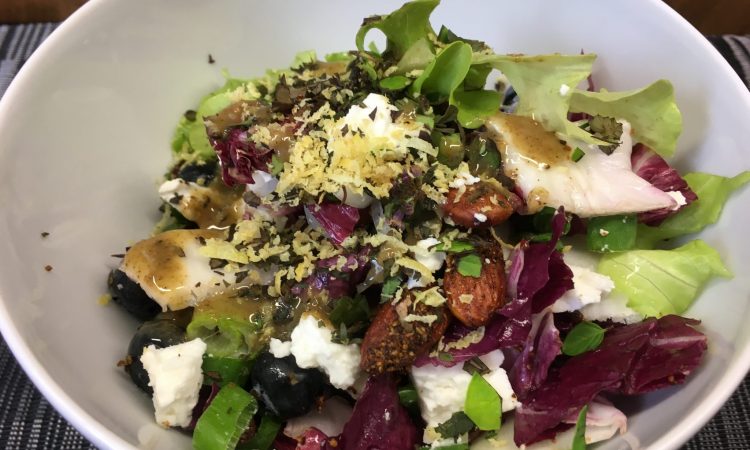 Blattsalat mit Heidelbeeren, Mandeln, Feta und Zitronen Mohn Dressing