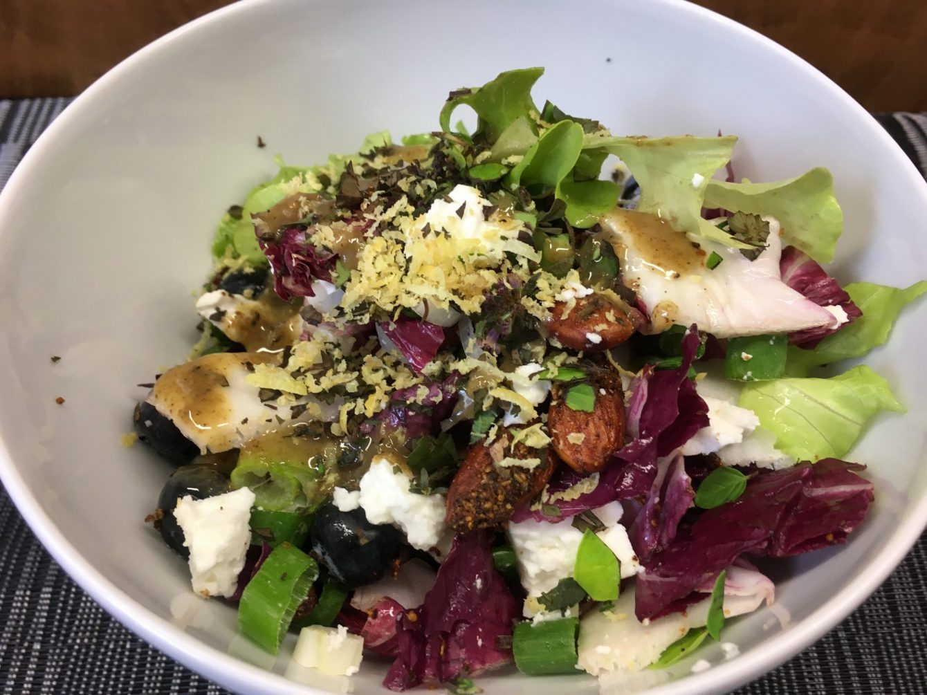 Blattsalat mit Heidelbeeren, Mandeln, Feta und Zitronen Mohn Dressing