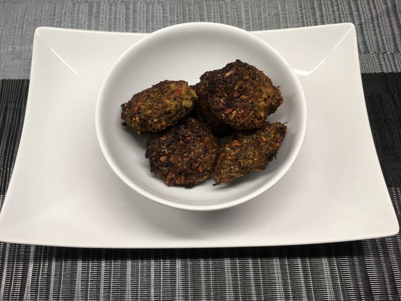 Brokkoli Falafel mit Cashew und Chia