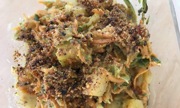 Farmer Salat mit Karotten, Ananas, Ingwer und Mandel-Mayonnaise