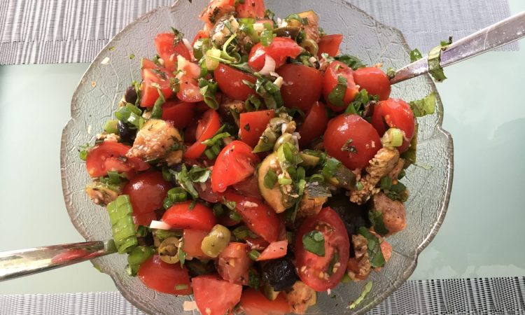 Tomaten Salat mit Feigen, Macadamia Nüssen und Oliven