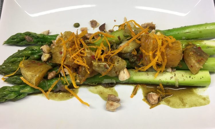 Orangen Spargel mit Nüssen und Kürbiskernöl-Zitronen Marinade mit Chili