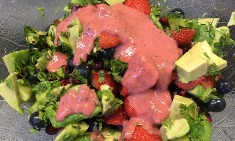 Avocado Salat mit Erdbeeren, Heidelbeeren, Quinoa und Erdbeer Mohn Dressing