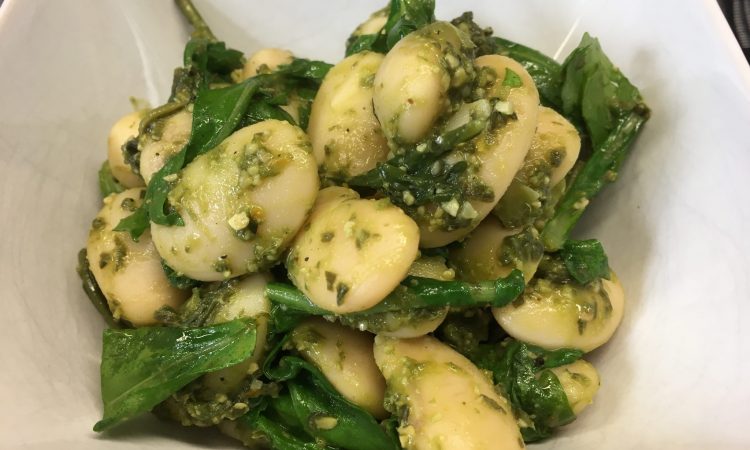 Warmer Rucola Salat mit weißen Bohnen und Bärlauch Pesto mit Cashew und Orange