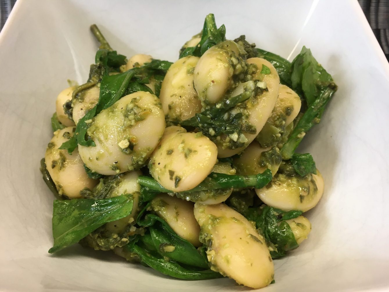 Warmer Rucola Salat mit weißen Bohnen und Bärlauch Pesto mit Cashew und Orange