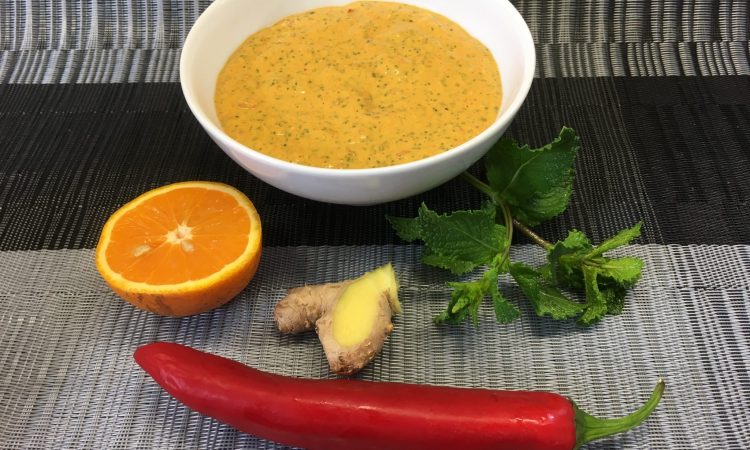 Bananen Erdnuss Dip mit Ingwer, Chili, Orange und Minze