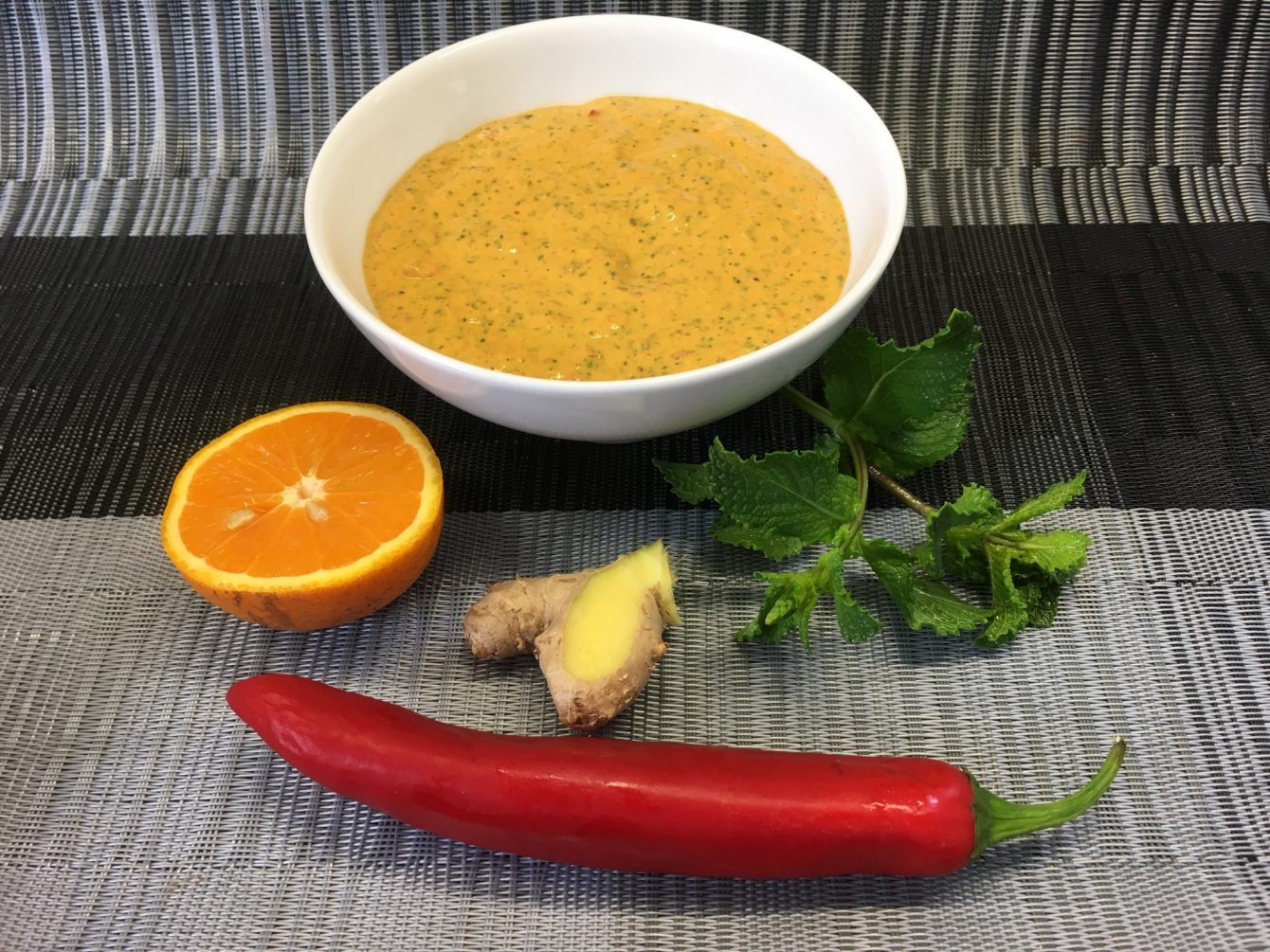 Bananen Erdnuss Dip mit Ingwer, Chili, Orange und Minze