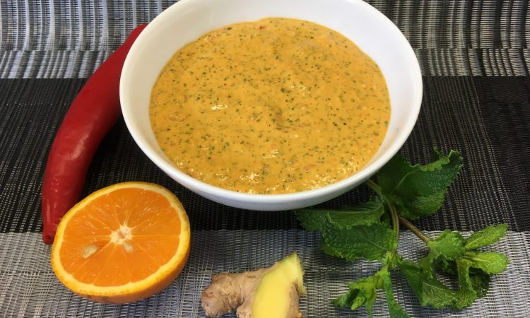 Bananen Erdnuss Dip mit Ingwer, Chili, Orange und Minze