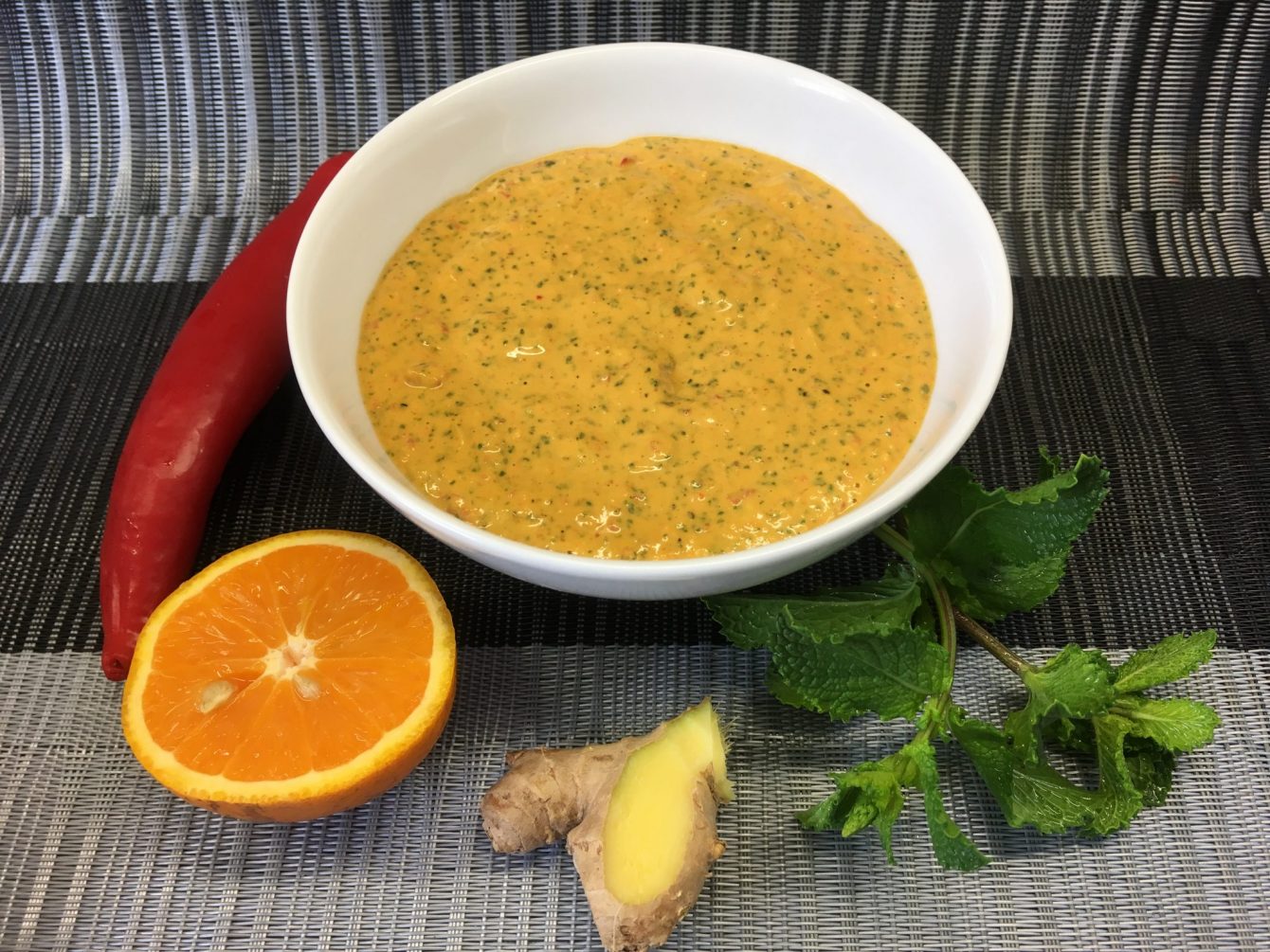 Bananen Erdnuss Dip mit Ingwer, Chili, Orange und Minze