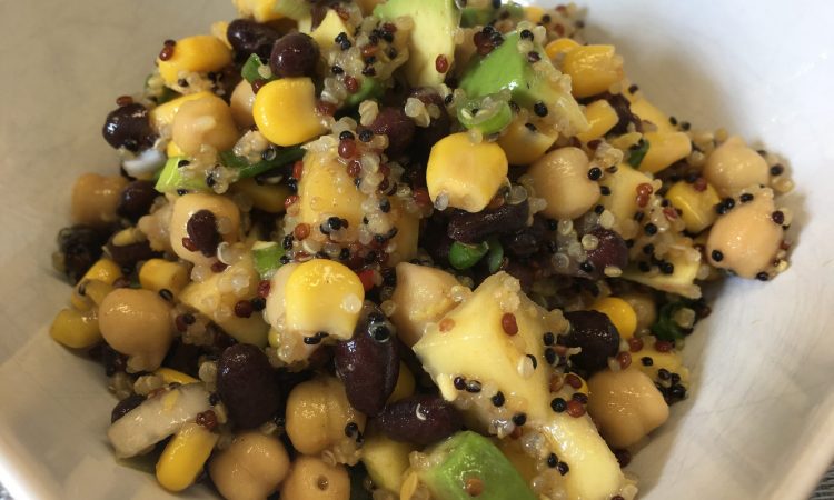 Quinoa Salat mit Mango, Black Beans, Mais und Limetten Dressing