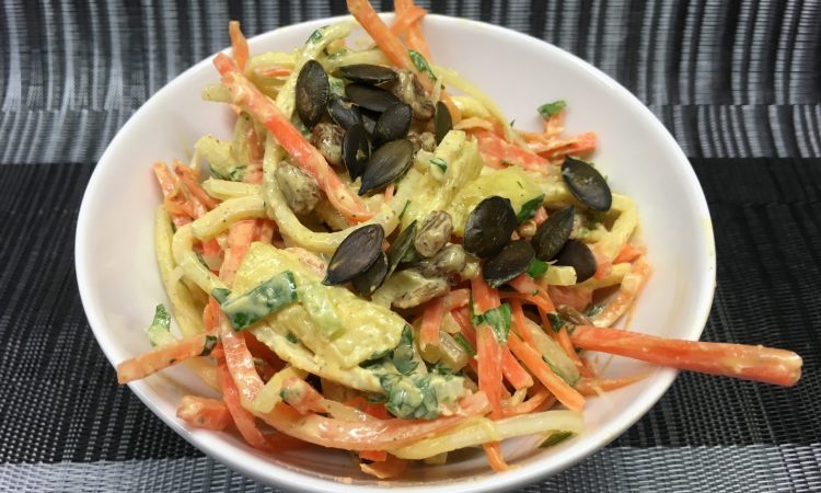 Karotten Salat mit Rosinen, Kürbiskernen und Lemon Curry Tahini Dressing