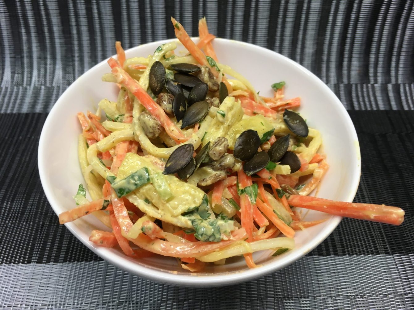 Karotten Salat mit Rosinen, Kürbiskernen und Lemon Curry Tahini Dressing