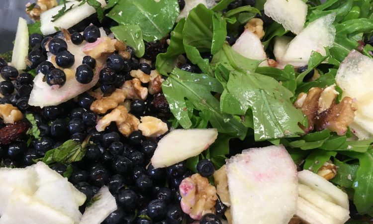 Rucola Salat mit Heidelbeeren, Birne, Walnüssen, Cranberries und Minze