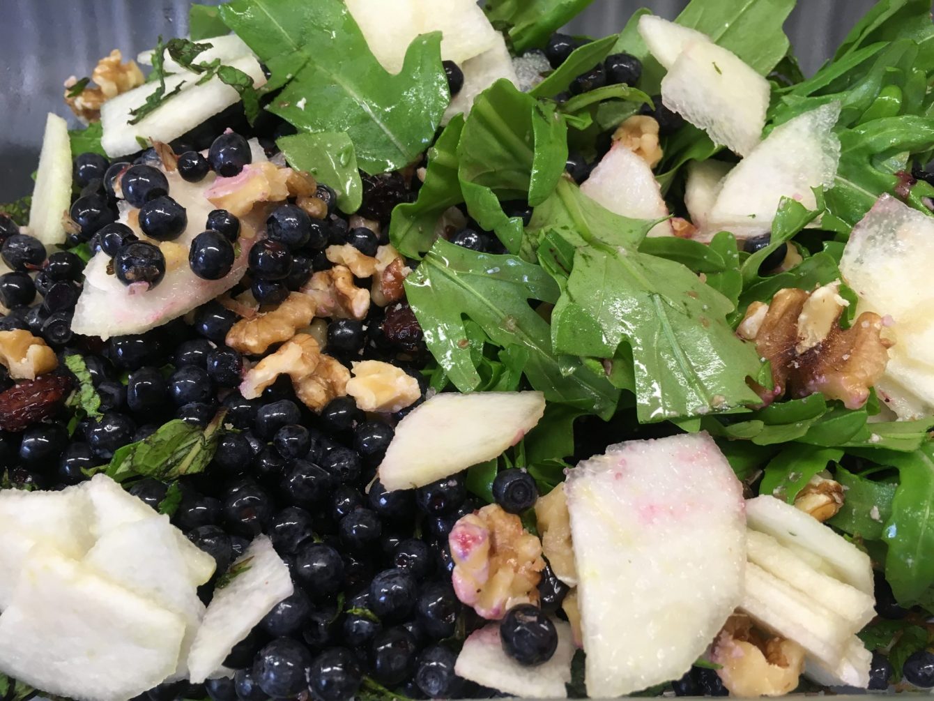 Rucola Salat mit Heidelbeeren, Birne, Walnüssen, Cranberries und Minze