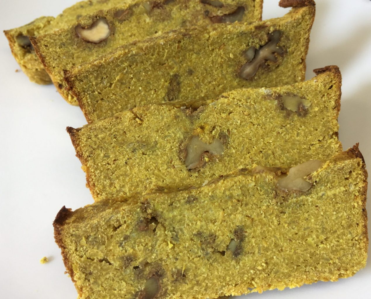 Bananen Brot mit Feigen, Ingwer, Orange, Mandelmus und Walnüssen